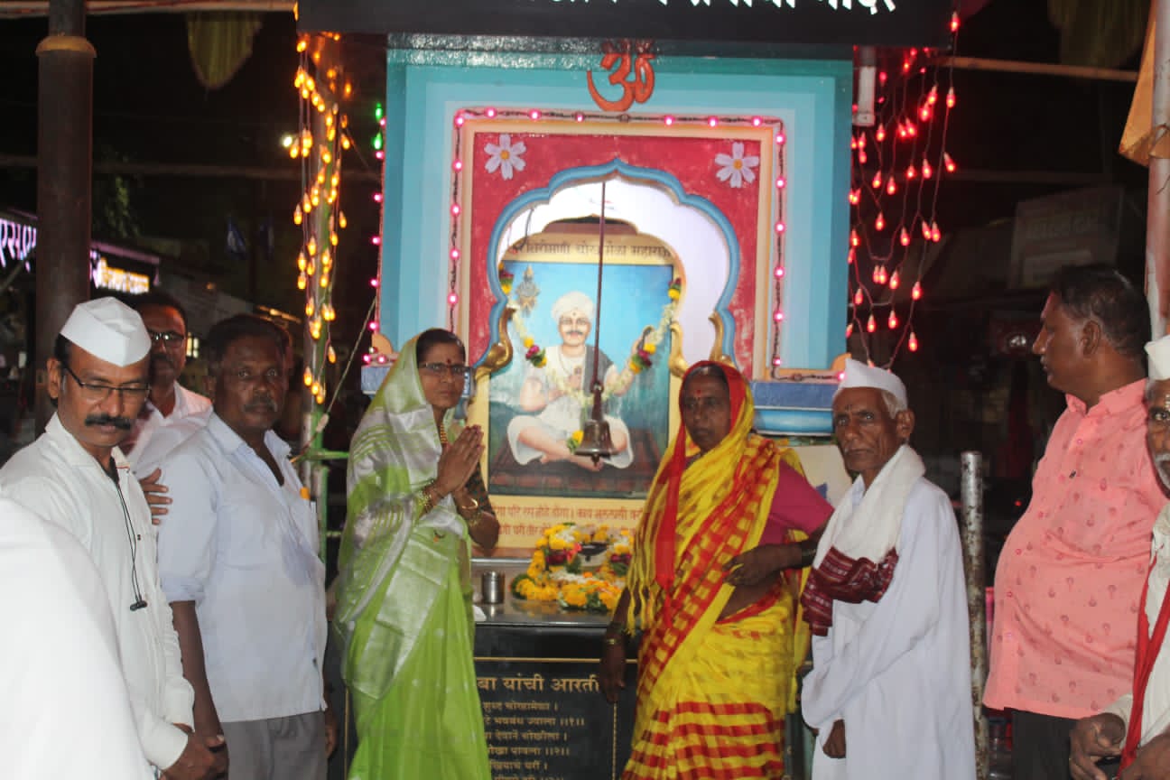 गिरी महाराज यांचा सन्मान 